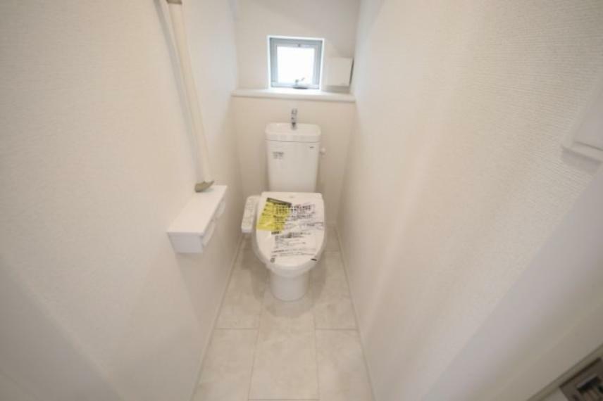 トイレ 1・2階共に快適なウォシュレットトイレ、手摺付でご年配の方も安心です