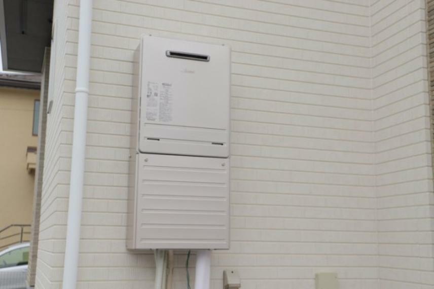 発電・温水設備 省エネ給湯器とは従来型の給湯器より熱効率が高く、少ない燃料でたくさんのお湯を沸かすことが出来る高効率な給湯器のことを指します。また、省エネ給湯器には種類があり、利便性や効果なども様々です。