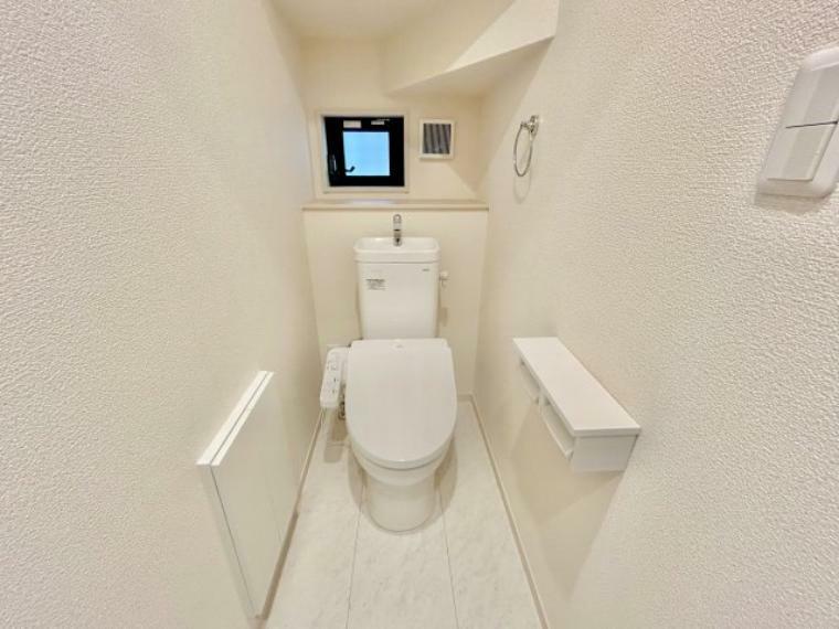 トイレ 【1号棟】節水型でエコなトイレには、今では当たり前のウォシュレット付き。便座を温める機能もついていて、居心地良くてトイレから出られなくなるかも！換気用に換気扇はもちろん、窓も着いているので常に快適です