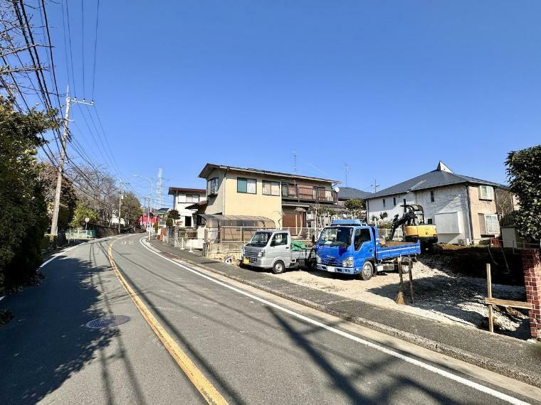 現況外観写真 ～建築中・2号棟について～ファミリー世帯におすすめな3LDKの間取り。2階の居室には開放感あふれる勾配天井を採用。2部屋から行き来できる広々バルコニーも魅力です！