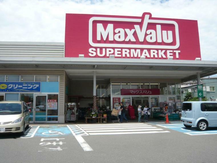 マックスバリュ津田山店（●津田山駅前にあるスーパーです。朝7時から深夜1時まで営業しているのでお帰りが遅くなる時のお買い物も便利です。駐車場も広くお車でのお買い物も便利です●）（約900m）