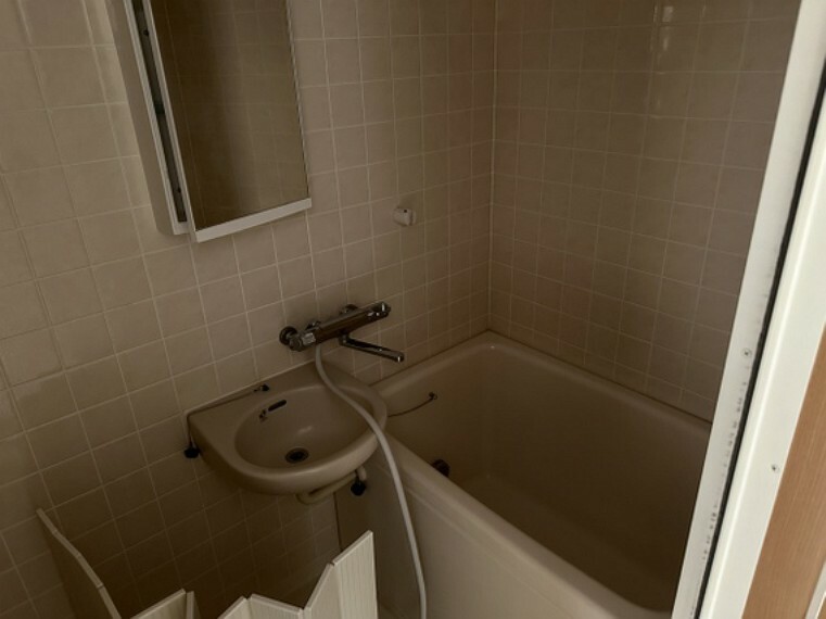 浴室 耐水性・耐火性に優れたタイル張りのバスルーム。水垢やカビのお手入れがしやすいのも嬉しいポイントです。