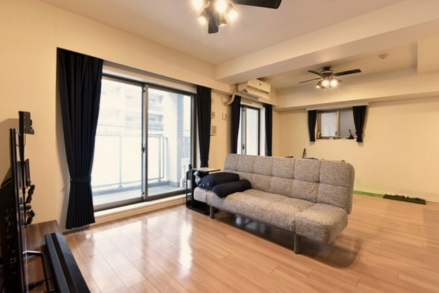 居間・リビング ナチュラルカラーの床材と、清潔感のある白いクロスがマッチして、お部屋全体の明るさをより際立たせます。