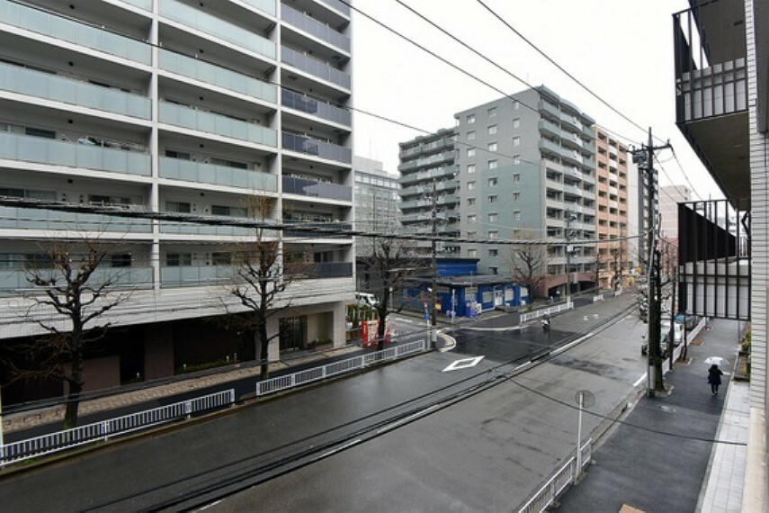 お住まいからの眺望です。前面の建物との距離があるため開放感がございます。