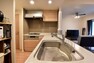 キッチン 2WAYが採用されたキッチンで、家事動線も考えられた使いやすいお住まいです。