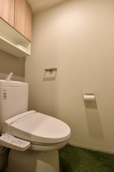トイレ いつでも清潔に気持ちよくお使いいただける洗浄便座付きのトイレです。収納に便利な吊戸棚も備え付け。
