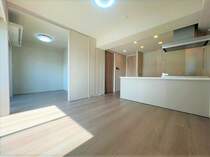 ナチュラルカラーの床材と、清潔感のある白いクロスがマッチして、お部屋全体の明るさをより際立たせます。