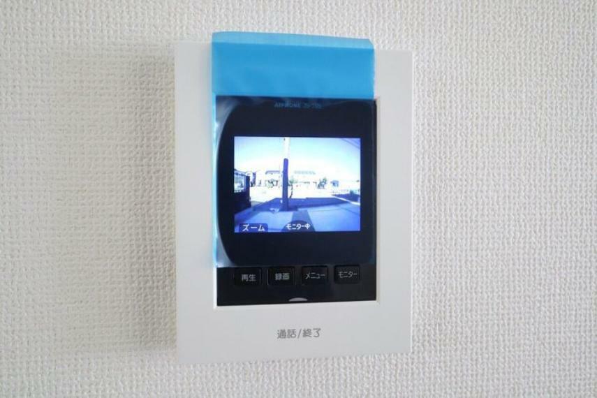 同仕様写真（内観） カラーモニター付インターホン　同仕様　不在時の訪問は自動で録画され、訪問者の確認ができます。