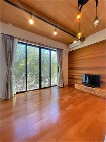 ■約16.5帖のリビングは木の風合いで彩られえた癒しの空間です床暖房も完備！