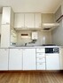 キッチン リビングのスペースを広く取れる壁付けキッチン。忙しいミセスにうれしい食器洗乾燥機付。