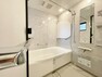 浴室 煌びやかに輝くシルバーのシャワーヘッド、高級感高まる穏やかな配色のアクセントパネルを採用し、一日の疲れを癒す事のできる1坪タイプの広々とした浴室換気乾燥暖房付ユニットバスです。