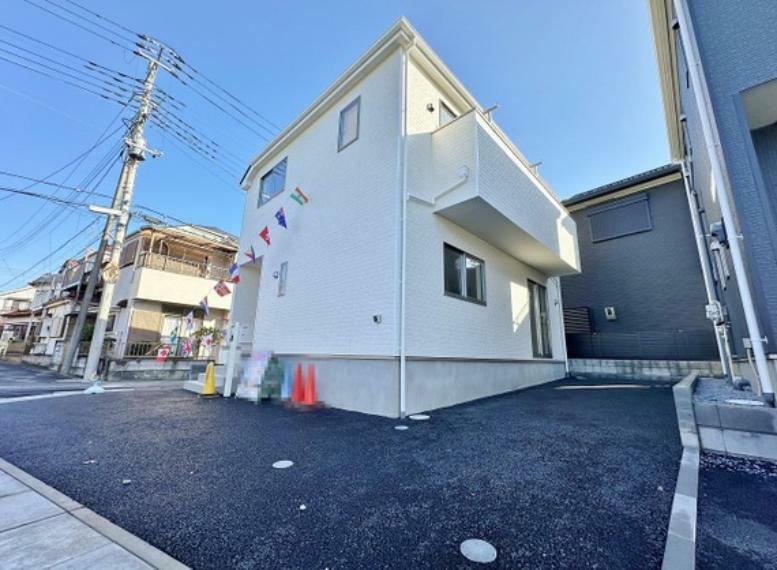 現況外観写真 『Cool facade』ゆったり「4部屋＋LDK＋納戸」として利用できる間取り設計です。駐車も2台可！安心の性能評価書取得！