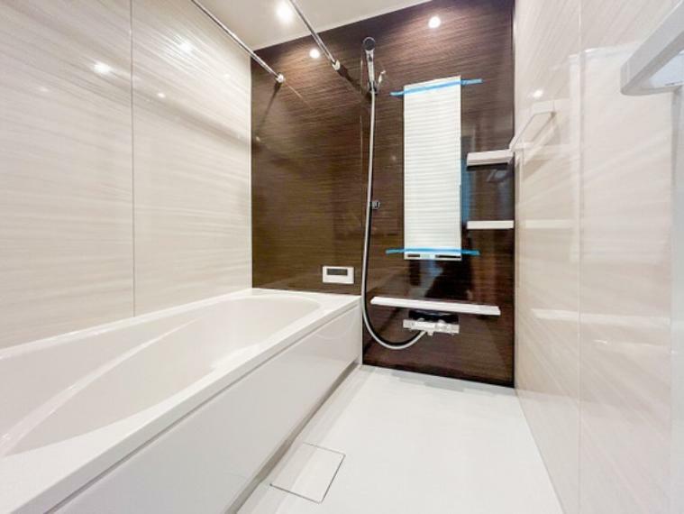 浴室 壁のタイルが輝かしい浴室です。広めの浴槽でゆっくりくつろげます。