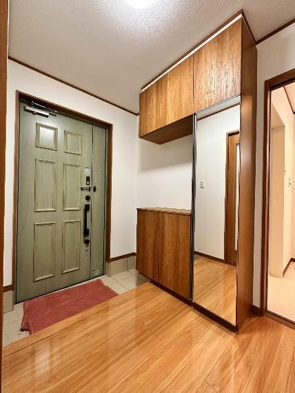 玄関 玄関はその家と住まう人を印象づけます。それだけデザイン、機能性の存在感が大切になるわけですね。優れた防犯性、断熱性も求められます。家は玄関から始まります。