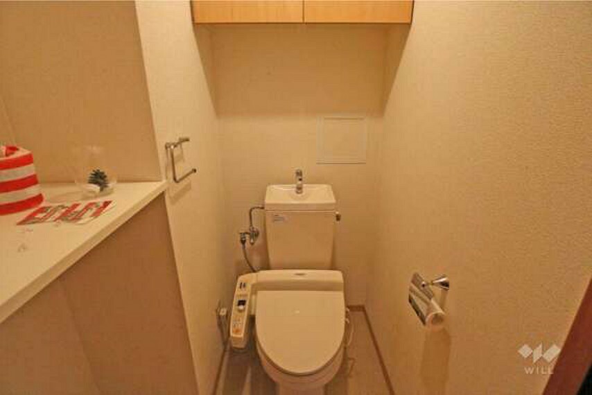 トイレ。温水洗浄便座つきなので清潔を保てます。壁面に収納があるので散らかりません。［2024年3月18日撮影］