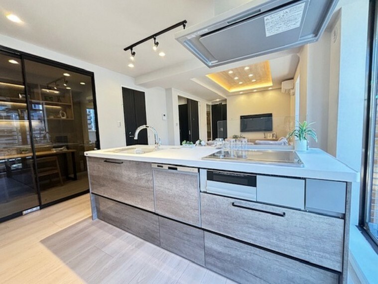 ゆったりと作業できるスペースが魅力。機能性とデザイン性を兼ね備えたキッチン空間。