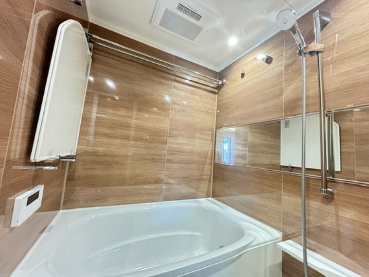 美しい浴槽と重厚感溢れる色合いのバスルーム。身体と心をより良く整えます。