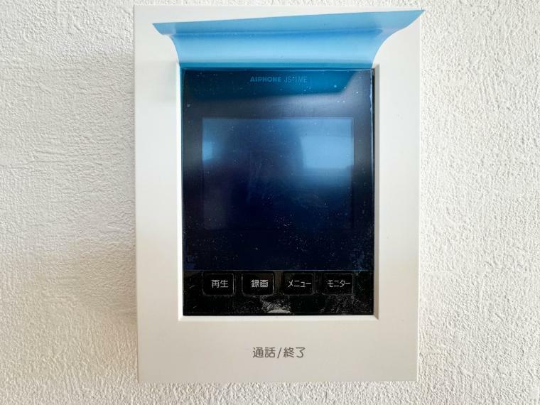 TVモニター付きインターフォン （2号棟）来訪者の様子を室内TVモニターでチェック。