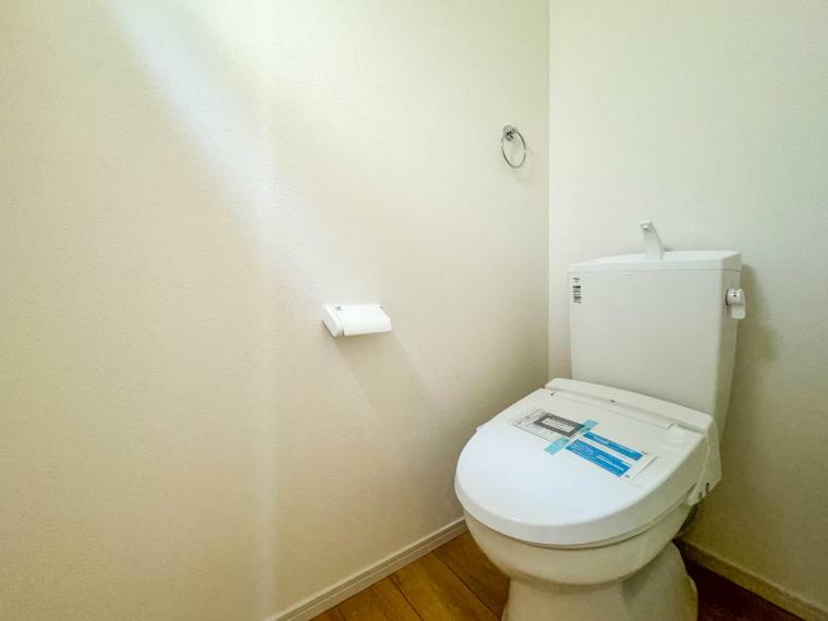 トイレ 【Toilet】 （2号棟）トイレ・ウォシュレット付。快適で衛生的な洗浄機能付温水シャワートイレです。