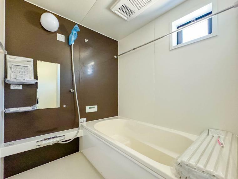 浴室 【Bathroom】 （2号棟）ゆったり入れる1坪タイプのバスルーム。一日の疲れを心身ともに癒やせるリラクゼーション空間。