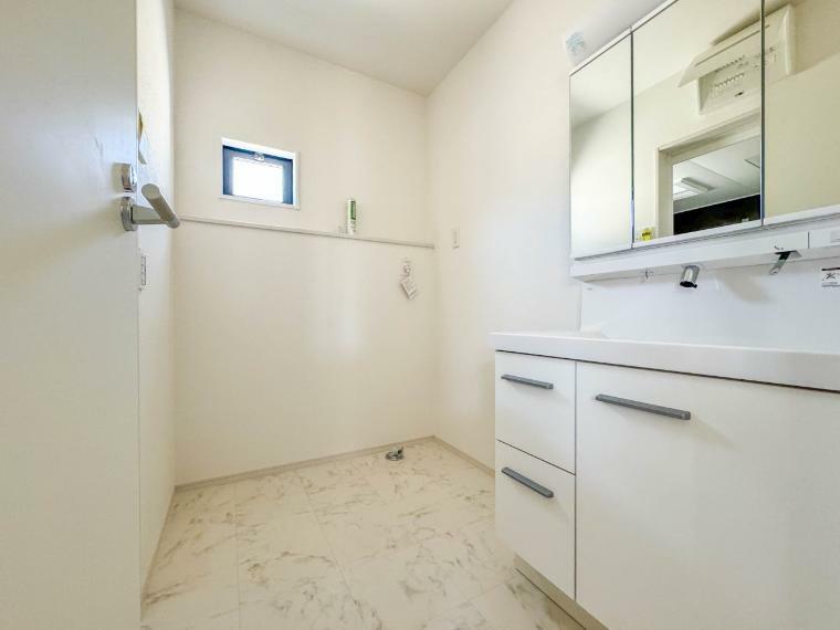 脱衣場 【Powder room】 （2号棟）脱衣所、洗面所は小さなプライベートスペース。歯磨き、洗顔と毎日施す個人空間。