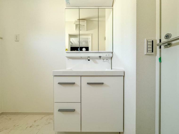 洗面化粧台 【Powder room】 （2号棟）明るく収納も豊富で機能的な洗面化粧台。ランドリースペースも含めた脱衣所。