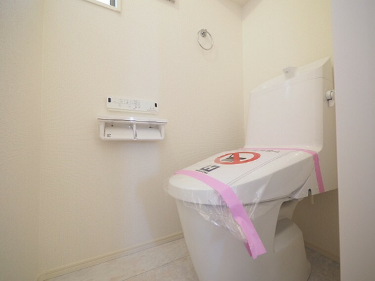トイレ 温水洗浄便座付きのトイレです。トイレは各階に設けられているため、来客時も気兼ねなく使用できます。