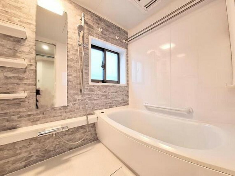 アクセントパネルが施された浴室です。窓があり、自然換気が可能です。