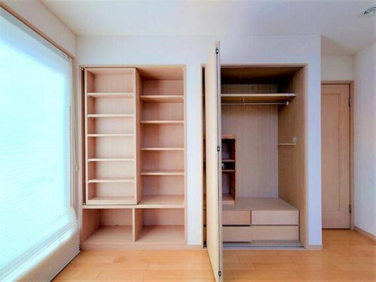 洋室 スペースが確保された収納があるため、収納家具は少なくて済み、居室スペースを広々と使うことができます。