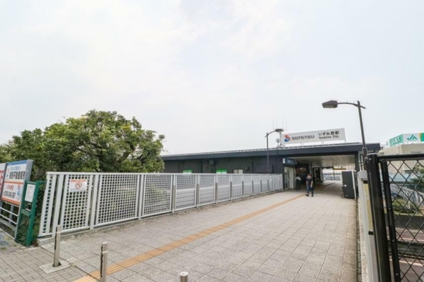 いずみ野駅北口 相模鉄道いずみ野線の駅である。掘割の中に島式ホーム2面4線を持つ橋上駅舎である。