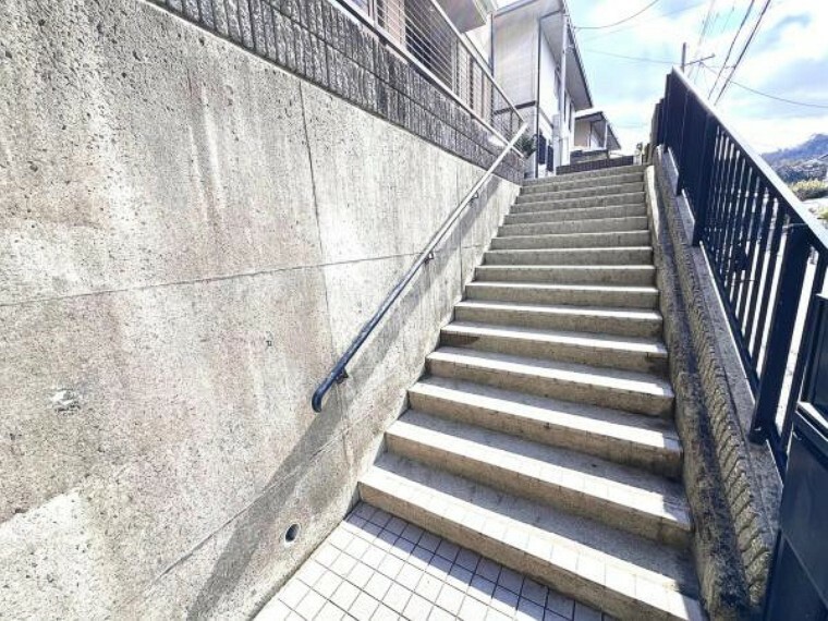 外観・現況 玄関までは緩やかな階段です。
