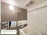 浴室 新調された浴室がパリッとしており、床材の色と合わせたアクセントパネルがオシャレです！