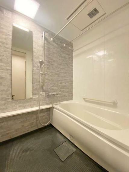 【浴室】<BR/>足を伸ばしてゆったりくつろげる広さのあるバスルーム。広々浴槽で毎日快適な入浴が楽しめます。