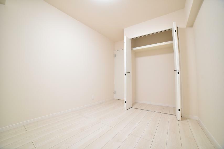 【洋室5帖】全室収納スペース付きでお部屋を広く快適にお使いいただけます！