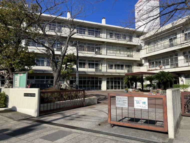中学校 現地から140m（最長）　横浜市立大鳥中学校　学校教育目標「豊かな心を育み、社会との関わりを大切に」ご自宅から学校が近いと登下校も安心ですね。