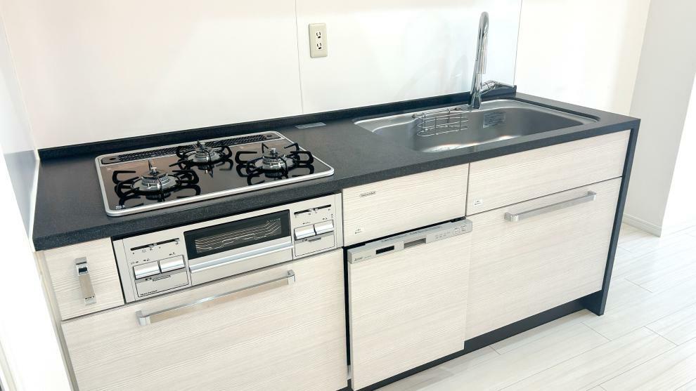キッチン シンプルかつ使い勝手の良いシステムキッチン。食器洗い洗浄機付きで、毎日の家事をサポートいたします。室内（2024年2月）撮影
