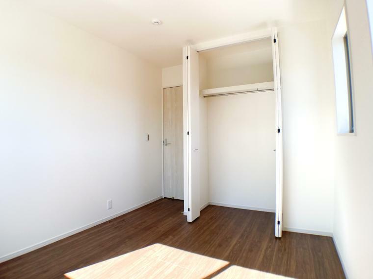 同仕様写真（内観） 《同仕様例》全室収納完備でプライベート空間も快適にお過ごしいただけます。