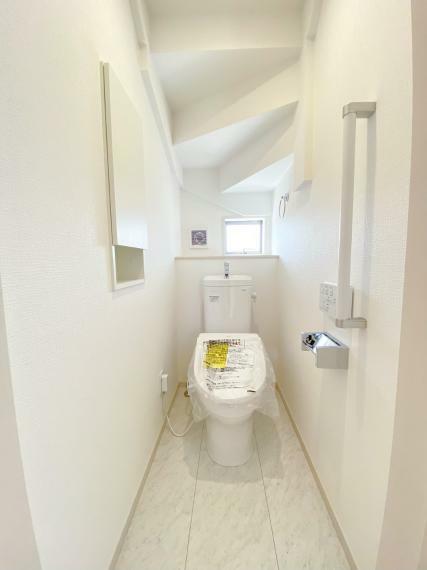トイレ 明るく通気性のあるトイレ。いつでも快適な温水洗浄便座。フチなし形状でお手入れも簡単です！