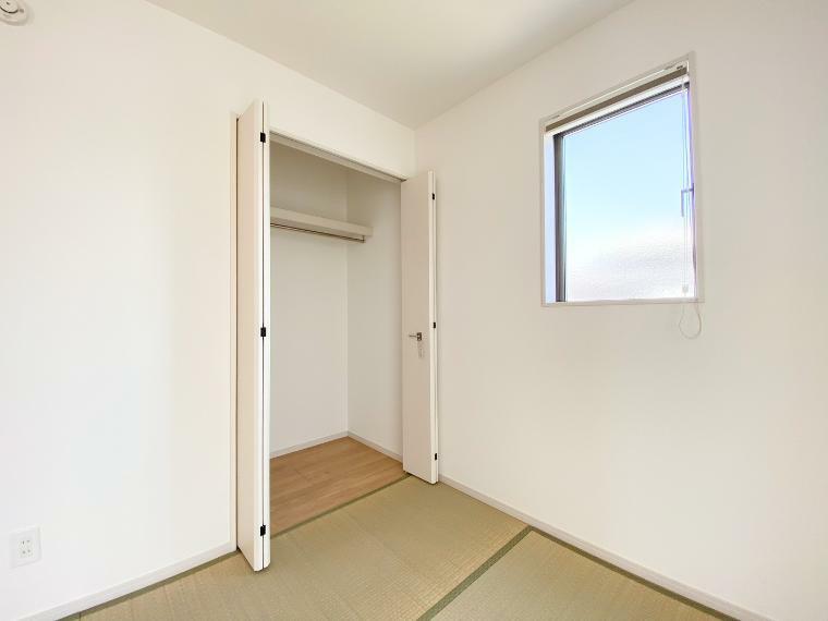 LDKに隣接する和室は、天井や建具（扉）が洋室と変わらない仕様のため、お家全体の統一感が保たれるデザインになっています。