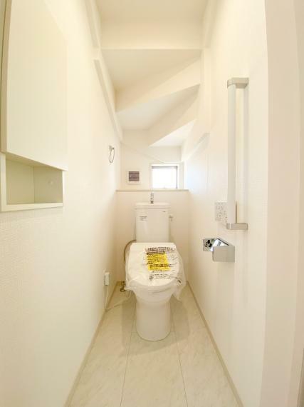明るく通気性のあるトイレ。いつでも快適な温水洗浄便座。フチなし形状でお手入れも簡単です！