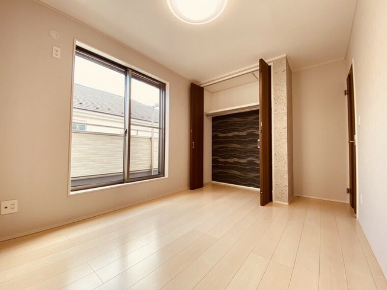 寝室 どんな家具にでも相性が良い清潔感ある白色調のクロスを採用。主張しすぎない配色、耐久性にも優れた床材は日々のメンテナンスも楽に、快適に過ごして頂けるよう考えられています。