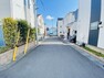 現況写真 前面道路は通り抜けができないため、交通量が少なく静かな住環境です。