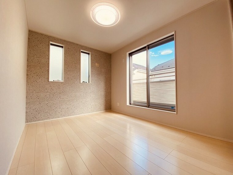 洋室 2面採光を確保した明るい室内は、爽やかな風を感じる居心地の良い空間です。