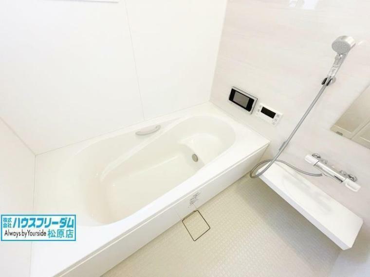 風呂 大人が足を伸ばせるぐらいのゆったりサイズの浴室