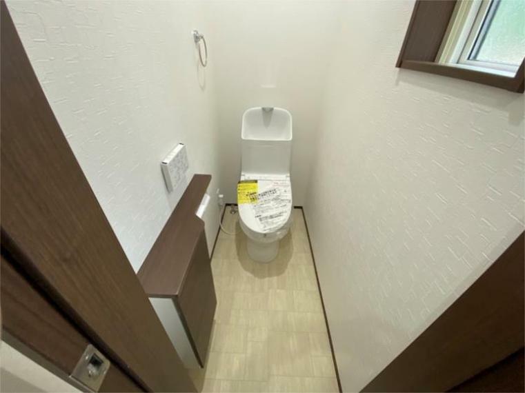 トイレ 1Fトイレ。扉付きの収納もあります