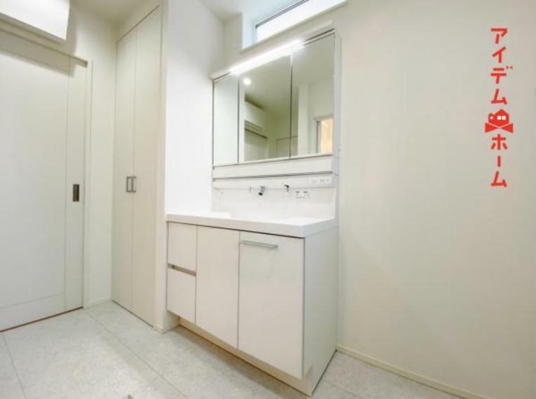 ゆとりの洗面スペースで朝の身支度も快適スムーズ。<BR/>鏡の裏にはたっぷりと収納スペースを標準装備！