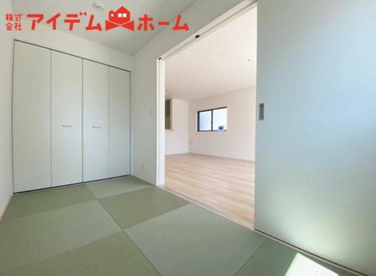 和室 2号棟 リビングから目が届く和室は、お子様の遊び場・ 家事スペースとして使うのもオススメです！
