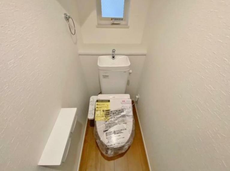 トイレ 節水型でエコなトイレには、今では当たり前のウォシュレット付き。便座を温める機能もついていて、居心地良くてトイレから出られなくなるかも！換気用に換気扇はもちろん、窓も着いているので常に快適ですね。