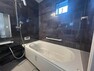 浴室 ホテルライクな石目調のアクセントパネルが印象的な浴室。