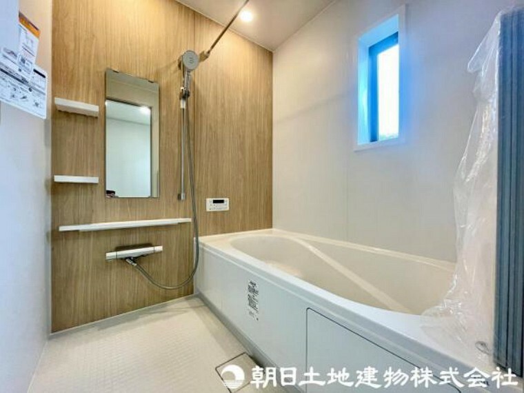 浴室 アクセントパネルを使用し、落ち着いた雰囲気が魅力のバスルーム！